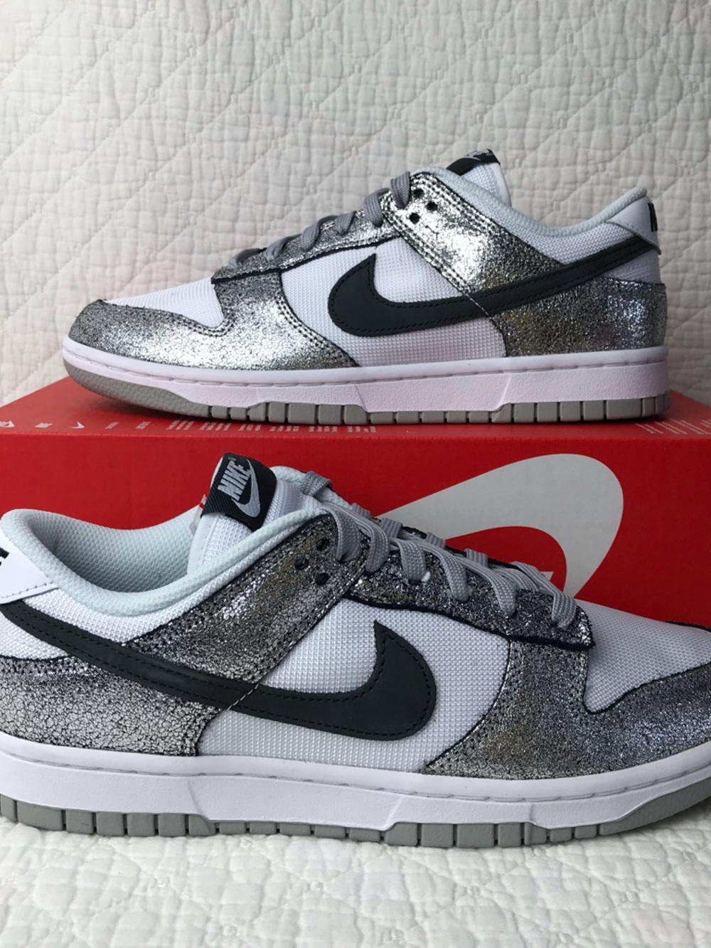 Nike Dunk Low Shoes Women’s SZ 9 Metallic Silver DO5882-001